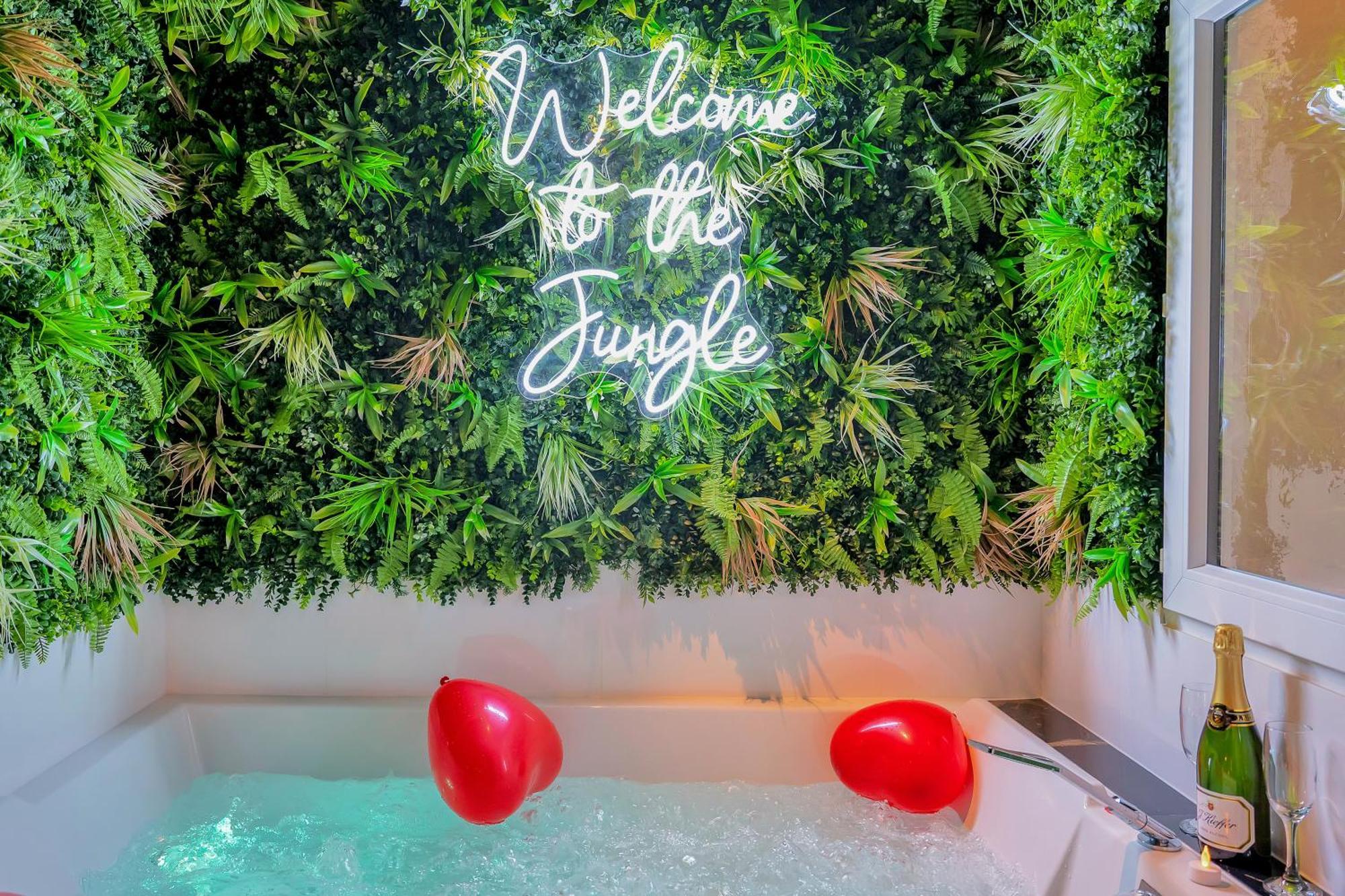 Appartement Jungle Jacuzzi, Sauna & Video-projecteur